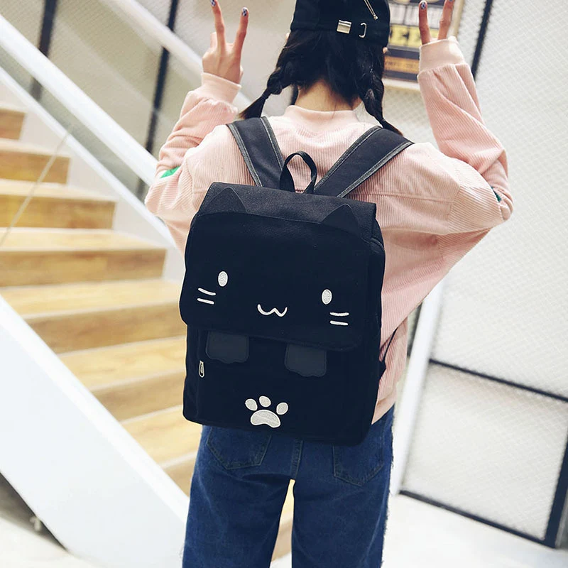 Large capacity cat school bag. Plenty of space for books, notebooks, and more. Ideal for students needing to carry a lot