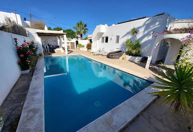 Villa with pool 2