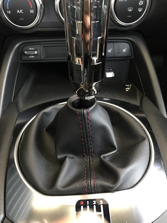 ロードスターの簡単DIY・シフトブーツよ、なぜその長さなのだ・隙間は無い方が良い・でも結局隙間は空く・結果満足wに関するカスタム事例の投稿画像6枚目