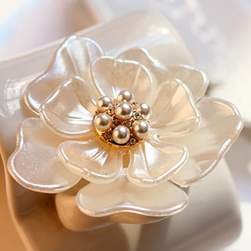 Title 7, Elegante bloemenbroche met parels, een stijlvol...