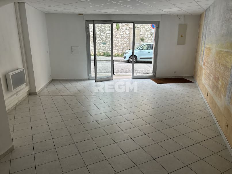 Location  locaux professionnels  132 m² à Salon-de-Provence (13300), 2 200 €
