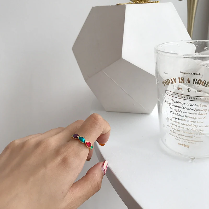 Bague goutte de gel polychromatique dorée Ornez vos doigts avec ce bijou unique, rehaussant votre style avec des couleurs vibrantes et un éclat captivant.