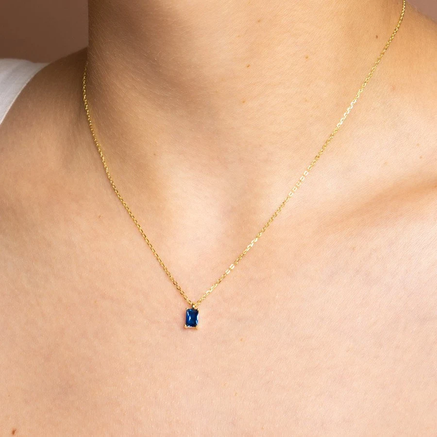 Collier pour femme avec pendentif en zircon rectangulaire simple. Un bijou élégant et intemporel pour sublimer votre décolleté au quotidien.