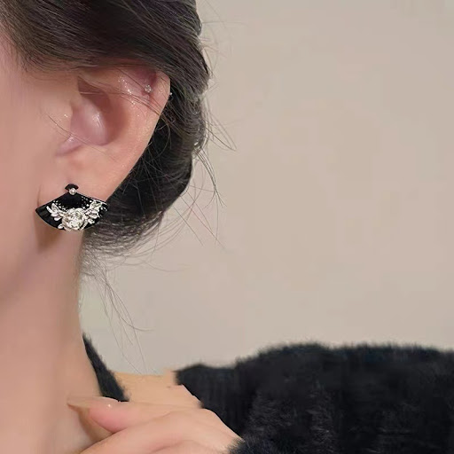 Title 5, Fan-shaped flower stud earrings for women, a re...