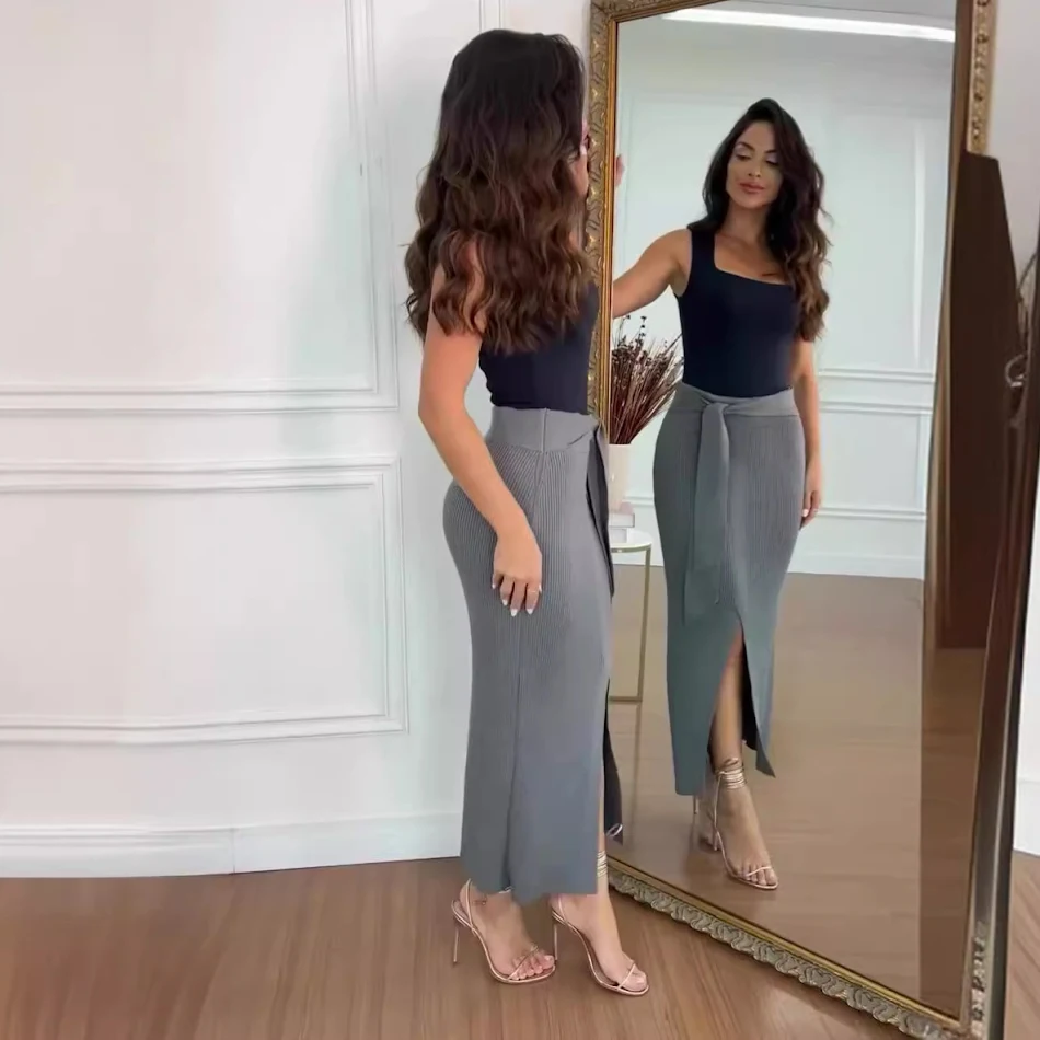Gebreide potloodrok met split tot halverwege de kuit, elegant en veelzijdig. Perfect voor zowel professionele als casual outfits. Comfort en stijl gegarandeerd.