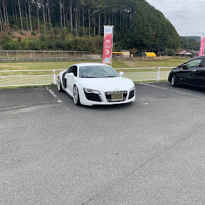 R8 クーペ