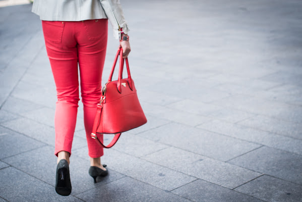 The woman in red di paola grassi