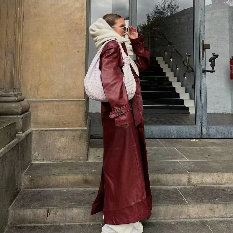 Casaco trench coat longo de couro folgado feminino. Moda e elegância em uma peça. Ideal para looks estilosos e confortáveis, perfeito para diversas ocasiões.