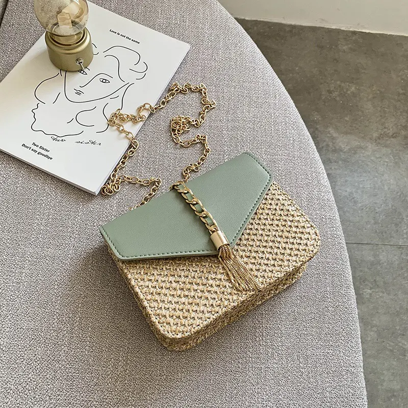 Sac bandoulière en paille tressée avec chaîne, l'accessoire parfait pour l'été. Léger et élégant, il est idéal pour transporter vos essentiels.