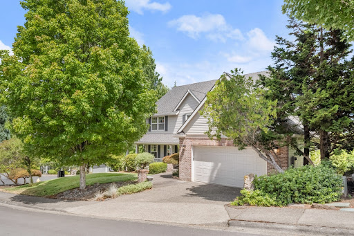 Two-story house with garage and garden - Buy this luxury house in Beaverton, 4 bedrooms