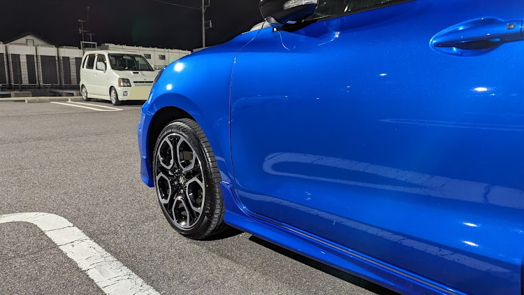 スイフトスポーツの洗車後・なぜか映えるホームセンターの駐車場・仕上がり評価88点・ノーマル車高の見納めに関するカスタム事例の投稿画像3枚目