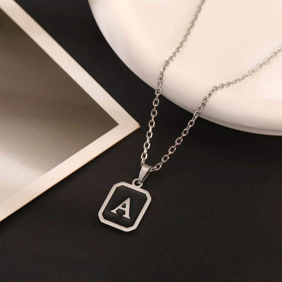 Collar con adorno de moda con 26 letras del alfabeto inglés en acero inoxidable, ideal para personalizar y lucir elegante a diario.