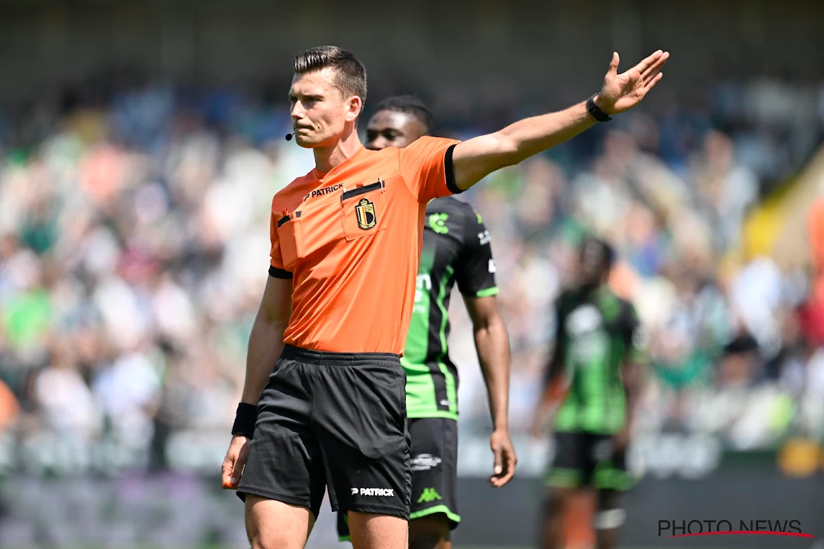 Ref Wesli De Cremer krijgt volle laag van zowel Cercle- als Anderlecht-fans: "Hij heeft zijn blauw-zwarte onderbroek aan"