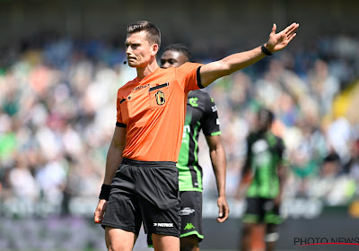 Ref Wesli De Cremer krijgt volle laag van zowel Cercle- als Anderlecht-fans: "Hij heeft zijn blauw-zwarte onderbroek aan"