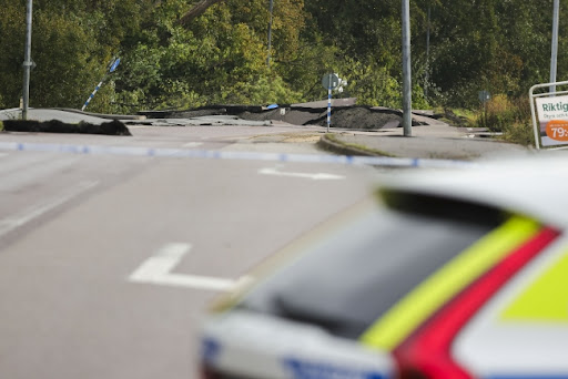 Rupa od pola kilometra progutala deo auto-puta u Švedskoj, samo troje povređeno