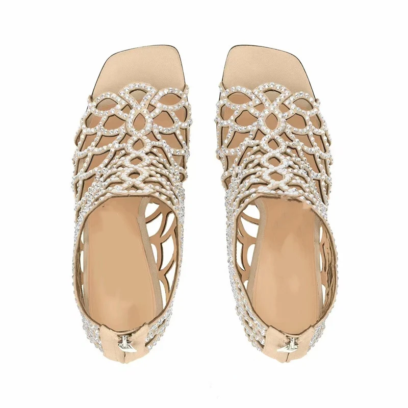 Escarpins peep toe à talons hauts et strass ajourés pour femmes. Parfaits pour les soirées, apportant élégance et glamour.