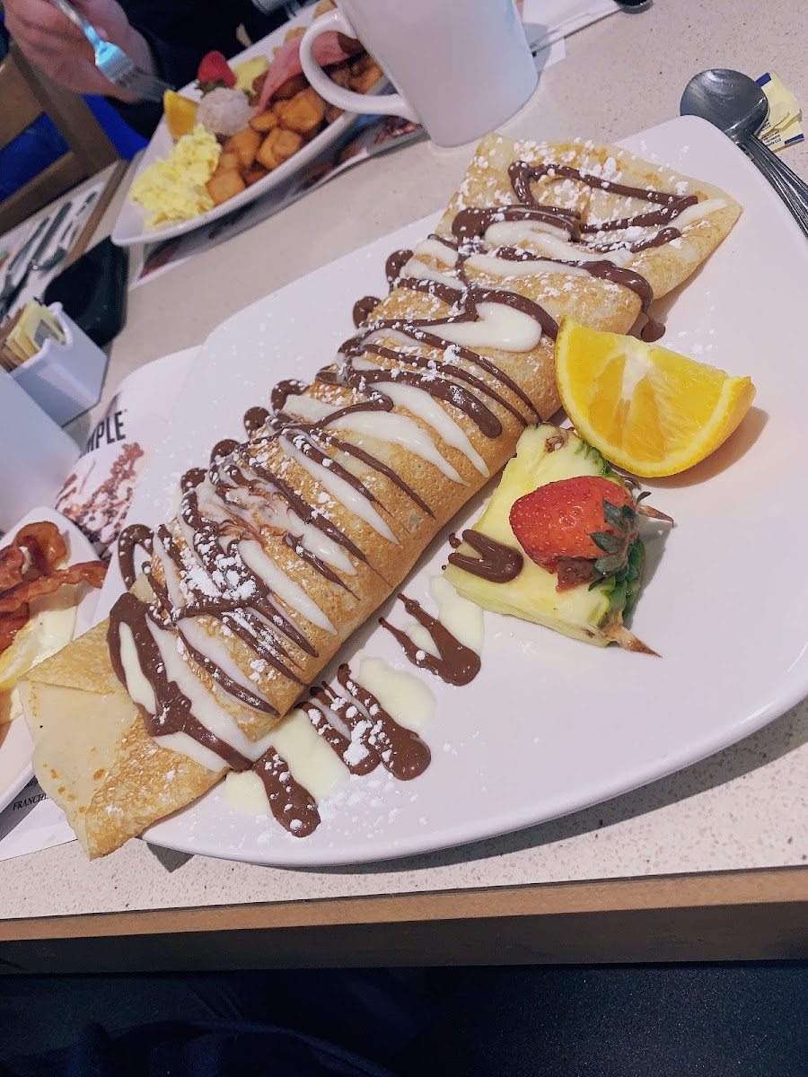 Gluten free crepe filled with fresh fruit. Pay attention to sauces! Things are listed in the menu as GS.