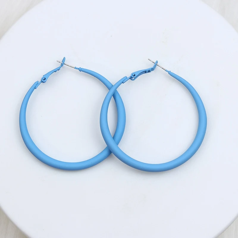 Boucles d'oreilles pendantes géométriques simples Alloy Color, couleur bonbon, un accessoire léger et coloré pour un style frais et moderne.