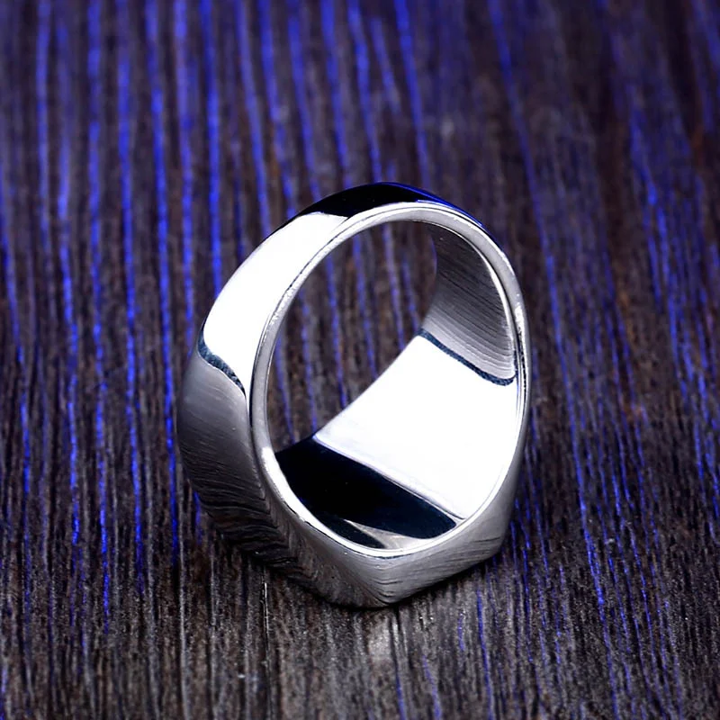 Bague simple en acier inoxydable avec incrustation de bijoux. Élégance intemporelle pour femmes. Un accessoire de mode quotidien.