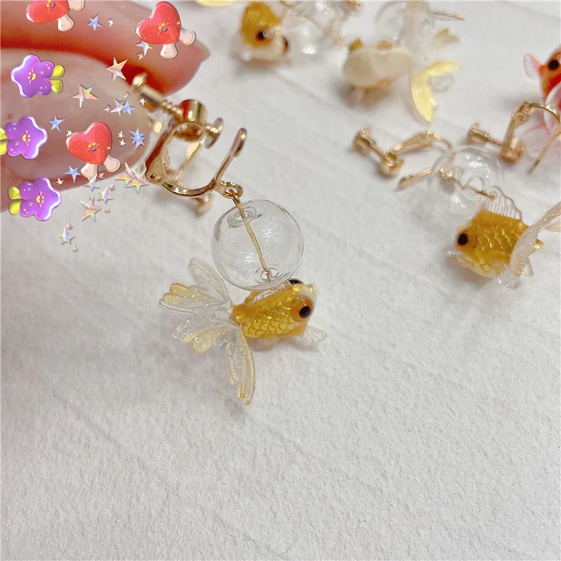 Boucles d'oreilles Good Luck Koi Goldfish Sweet Glass Ball, un bijou porte-bonheur unique. Boucles d'oreilles dorées, pleines de charme.