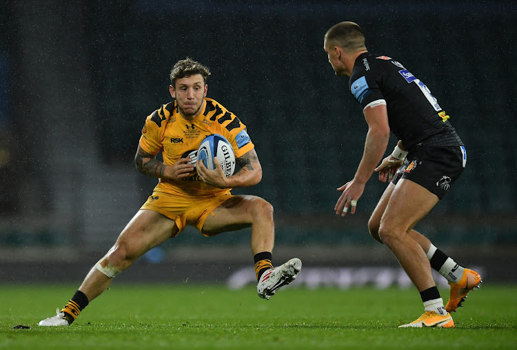 ONDON, ENGLAND - OCTOBER 24: Matteo Minozzi of Wasps takes on Henry Slade of Exeter Chiefs during the Gallagher Premiership Rugby final match between Exeter Chiefs and Wasps at Twickenham Stadium on October 24, 2020 in London, England. Sporting stadiums around the UK remain under strict restrictions due to the Coronavirus Pandemic as Government social distancing laws prohibit fans inside venues resulting in games being played behind closed doors.