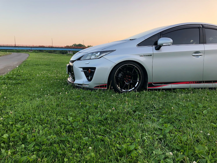 プリウスの洗車・フルスモ・夕陽に照らされて・30プリウスに関するカスタム事例の投稿画像1枚目