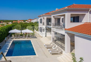 Villa with pool and terrace 4