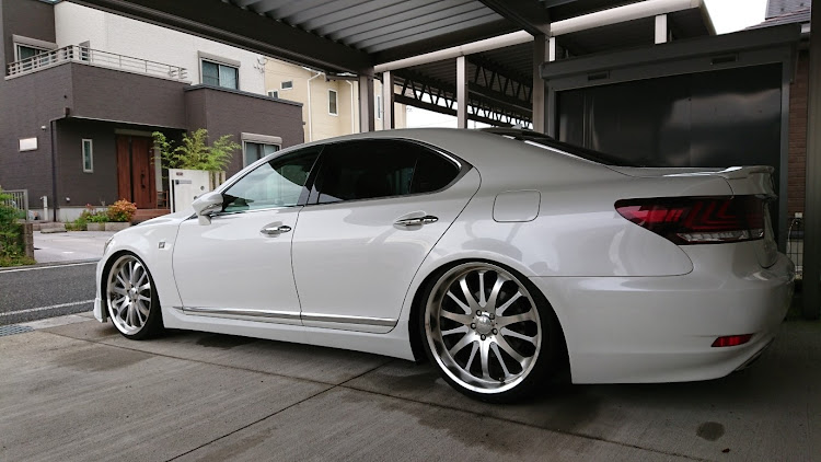 LSのWALD・エアサス・LS460・車好きと繋がりたいに関するカスタム事例の投稿画像4枚目