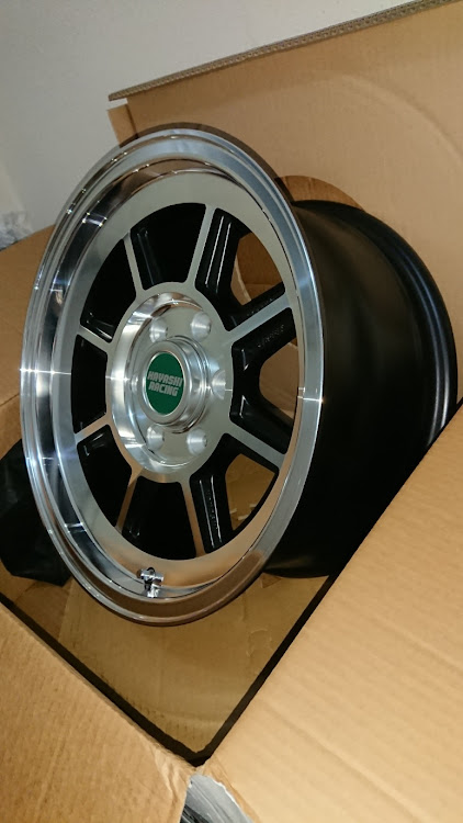 ハイエースバンの🆕ホイルキタ〰️👍・ホイール交換・どれだけはみ出るかちょっと不安(笑)に関するカスタム事例の投稿画像2枚目