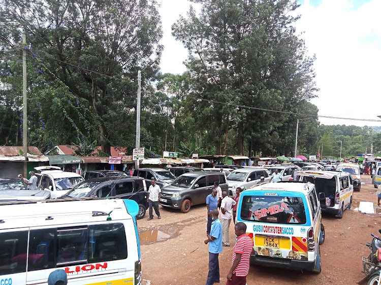 Minivans flood the Kisii-Kemera and Kisii-Keroka stage