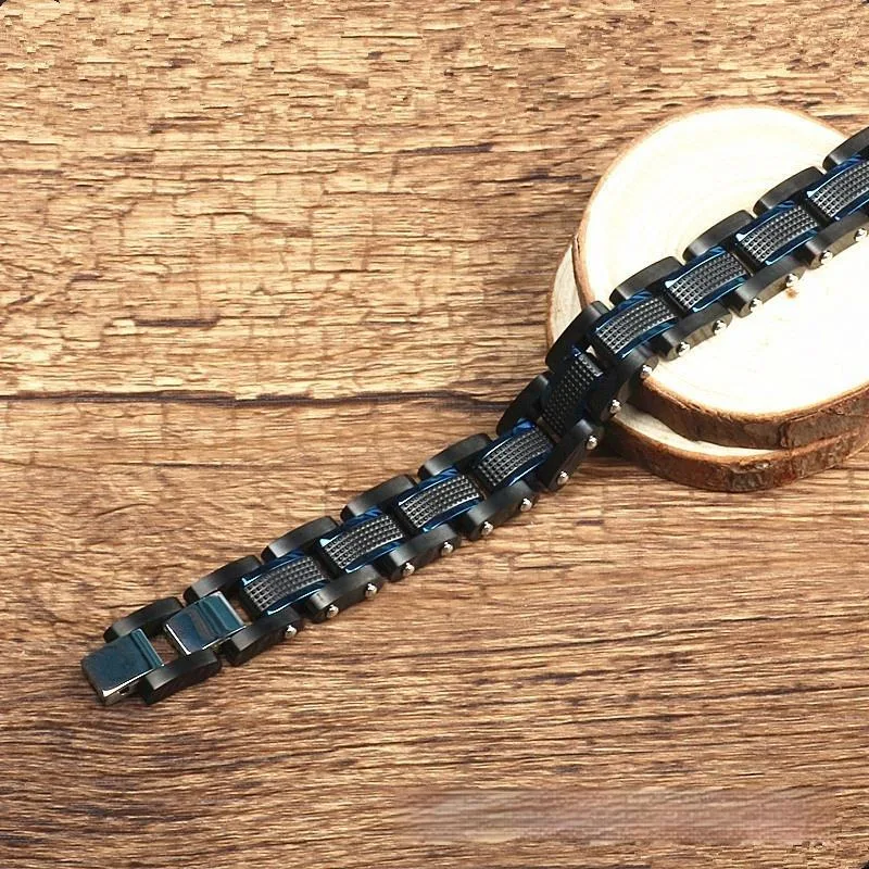 Brazalete Negro con Rejilla Azul Acero Inoxidable Fibra de Carbono Elegancia moderna para hombre. Diseño resistente y sofisticado para uso diario.
