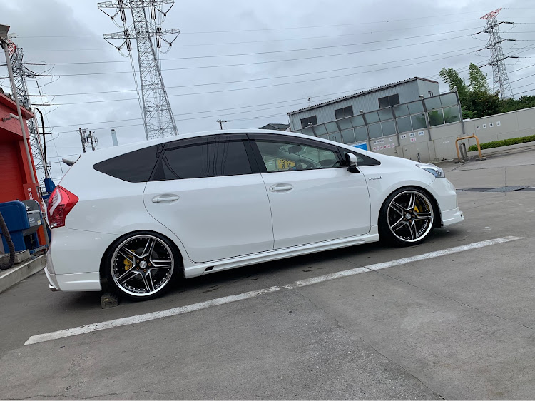 プリウスαのタイヤ・ホイール紹介・エムズガレージ・レッドメモリー・洗車に関するカスタム事例の投稿画像1枚目