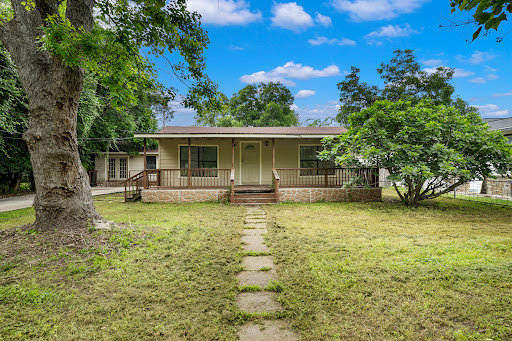 Luxury house for sale in Boerne (United States) - House with porch and flagstone path