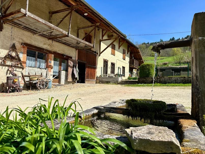 Vente ferme 11 pièces 293 m² à Saint-Geoire-en-Valdaine (38620), 599 000 €