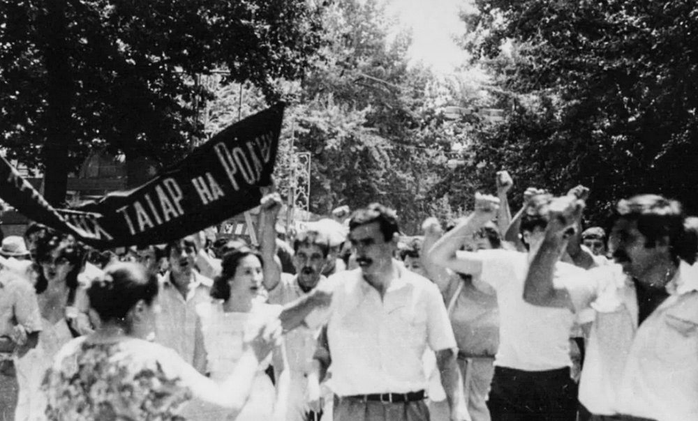 Кримські татари на Красній площі влітку 1987 року. Вони вимагали від держави дозволу повернутися на Батьківщину