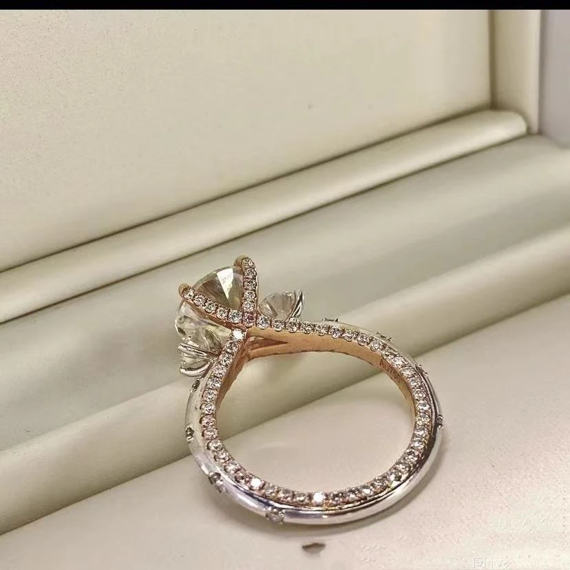Three-Life Stone Moissanite ženski prsten, savršen za veridbu. Sjajan i dugotrajan, simbol ljubavi i elegancije.
