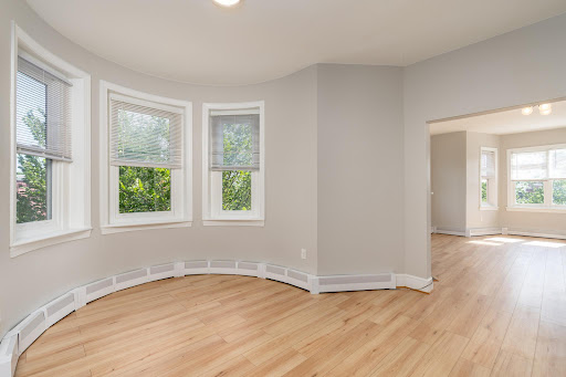 Salon lumineux avec parquet clair dans cette Maison de luxe à louer à Washington (2 687 €)