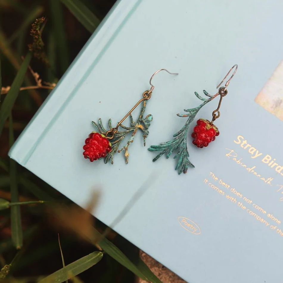 Boucles d'oreilles Raspberry Vintage Berry style Mori en laiton vieilli, ornées de feuilles. Un bijou unique pour un look bohème et raffiné.