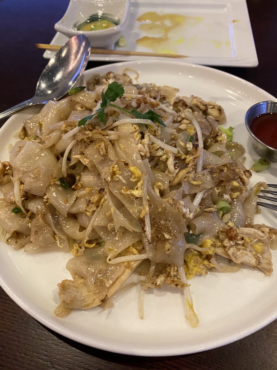 Charred noodles with chicken