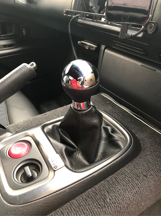 S2000のDIY・シフトノブ交換・ホーンボタン交換に関するカスタム事例の投稿画像1枚目
