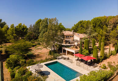 Villa avec piscine et jardin 1