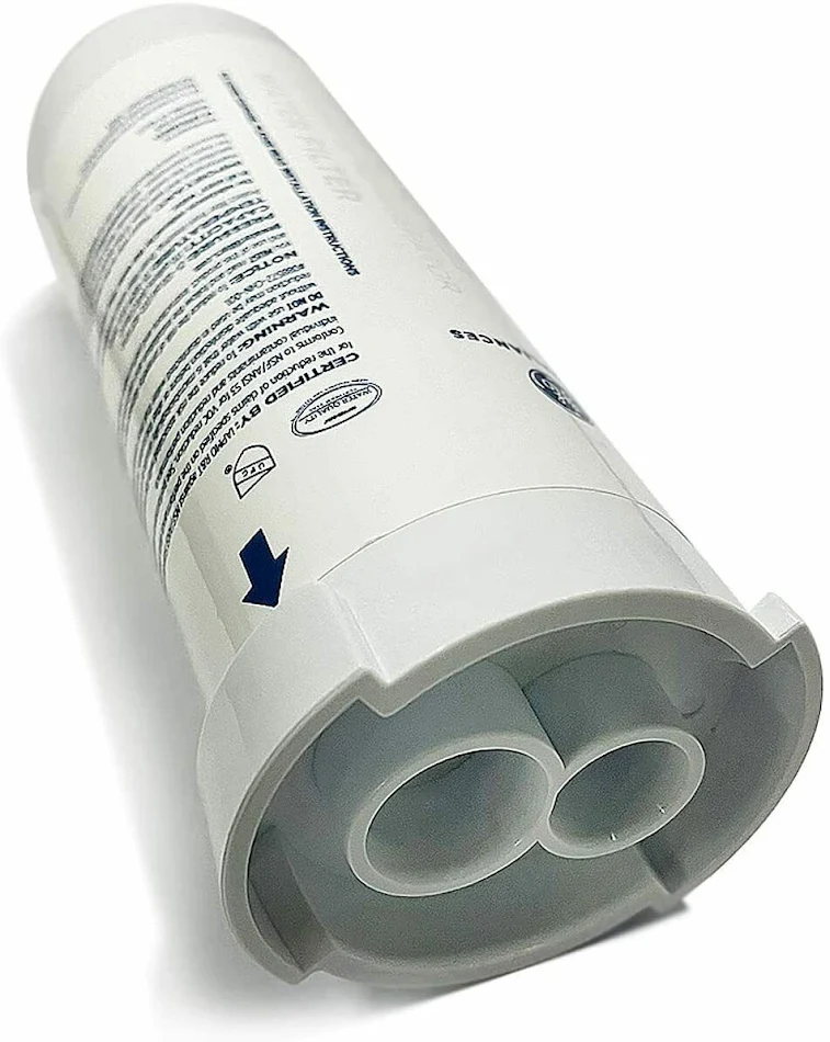 Cartucho de filtro de geladeira minimalista para água pura e saborosa. Remove impurezas, melhora o gosto e é de fácil instalação.