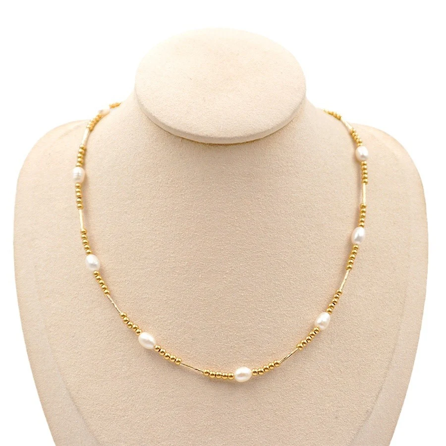 Collier petites perles rétro français pour femmes. Un bijou intemporel pour sublimer votre décolleté et ajouter une touche de charme à votre style.