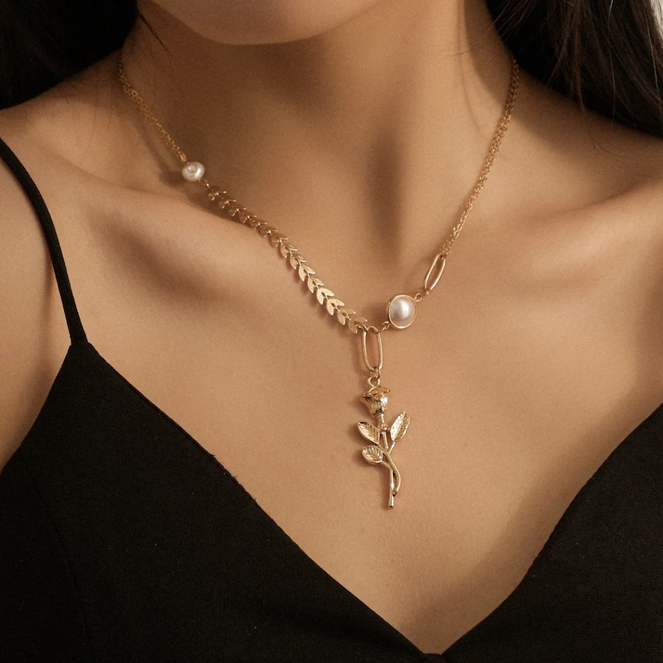 Collier court avec pendentif fleur de rose, chaîne épi de blé et perles, un accessoire élégant pour sublimer votre décolleté.