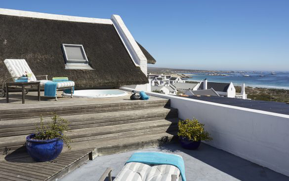 Abalone House sundeck and jacuzzi.