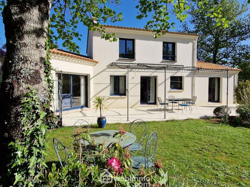 Vente maison 5 pièces 170 m² à La Roche-sur-Yon (85000), 474 300 €