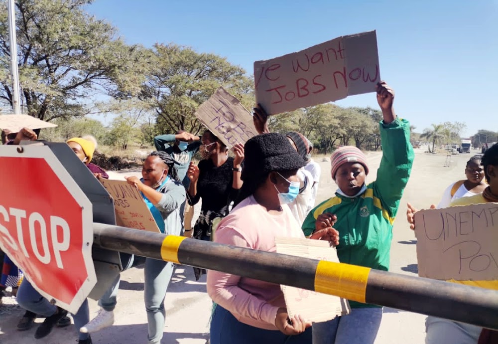 Unemployed Youth March To Local Mine To Demand Jobs