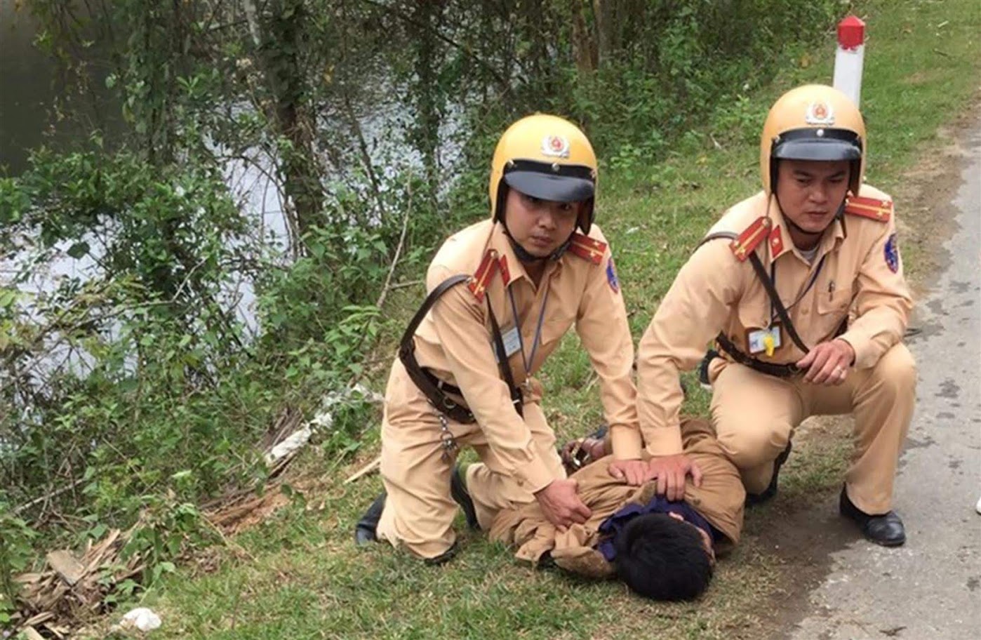 Lực lượng CSGT Công an huyện Quỳ Châu khống chế, bắt giữ thành công đối tượng Dương Đăng Hồng trong Chuyên án 319HĐ