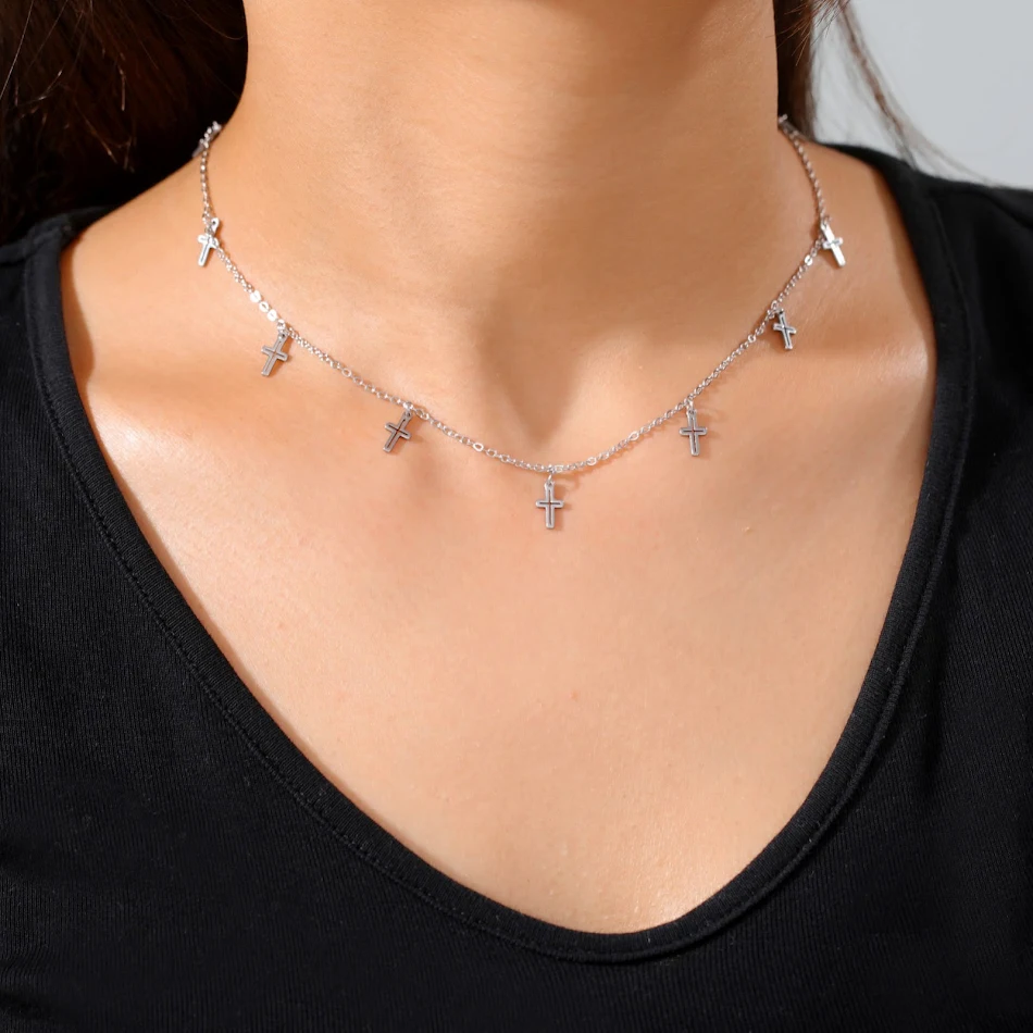 Collier de clavicule avancé en acier titane avec pendentif croix, coupe moderne, robuste et élégant, idéal pour usage quotidien et spécial.