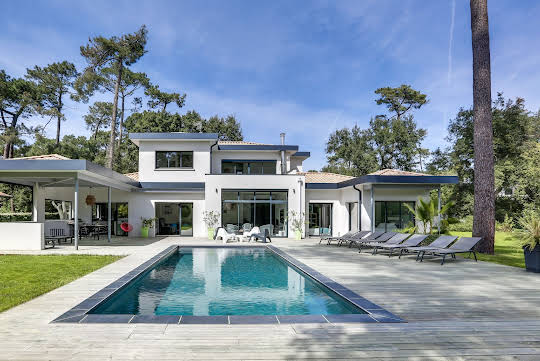 Villa avec piscine et jardin